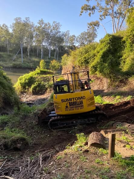 Barellan Earthmoving excavator on a riverbank near Ipswich